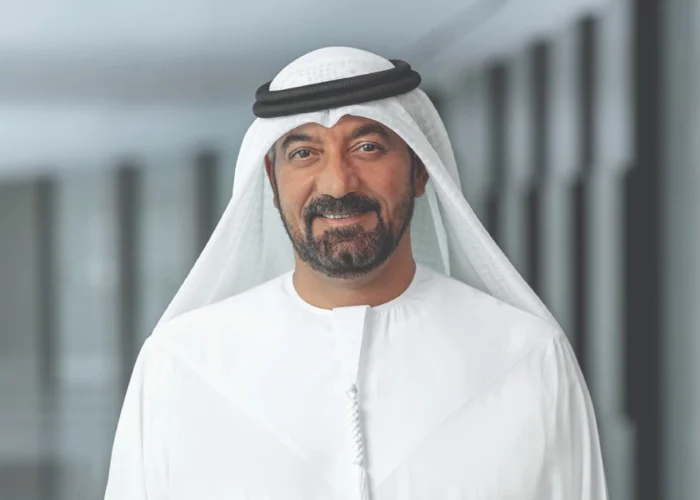 Ahmed Bin Saeed Al Maktoum smiling in traditional Emirati attire, representing his success and Ahmed Bin Saeed Al Maktoum Net Worth in Dubai’s business world.