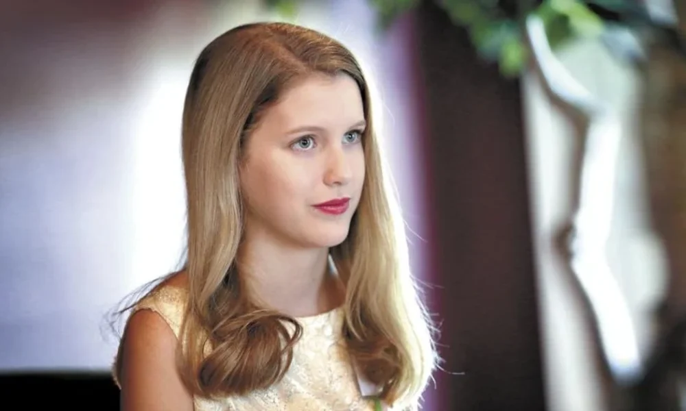 Isabella Louise Astin: Rising Star Following Her Father’s Legendary Path Portrait of Isabella Louise Astin, rising Hollywood star following her father’s legendary footsteps.