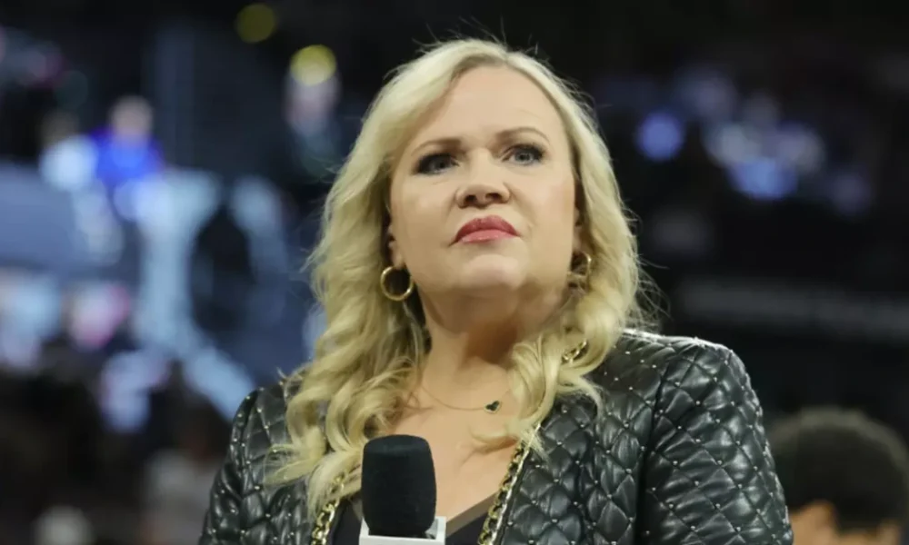 Holly Rowe Net Worth: ESPN’s Trailblazing Reporter’s Wealth in 2025 Holly Rowe Net Worth spotlight: ESPN sports reporter Holly Rowe delivering sideline coverage during a college football game in 2025.